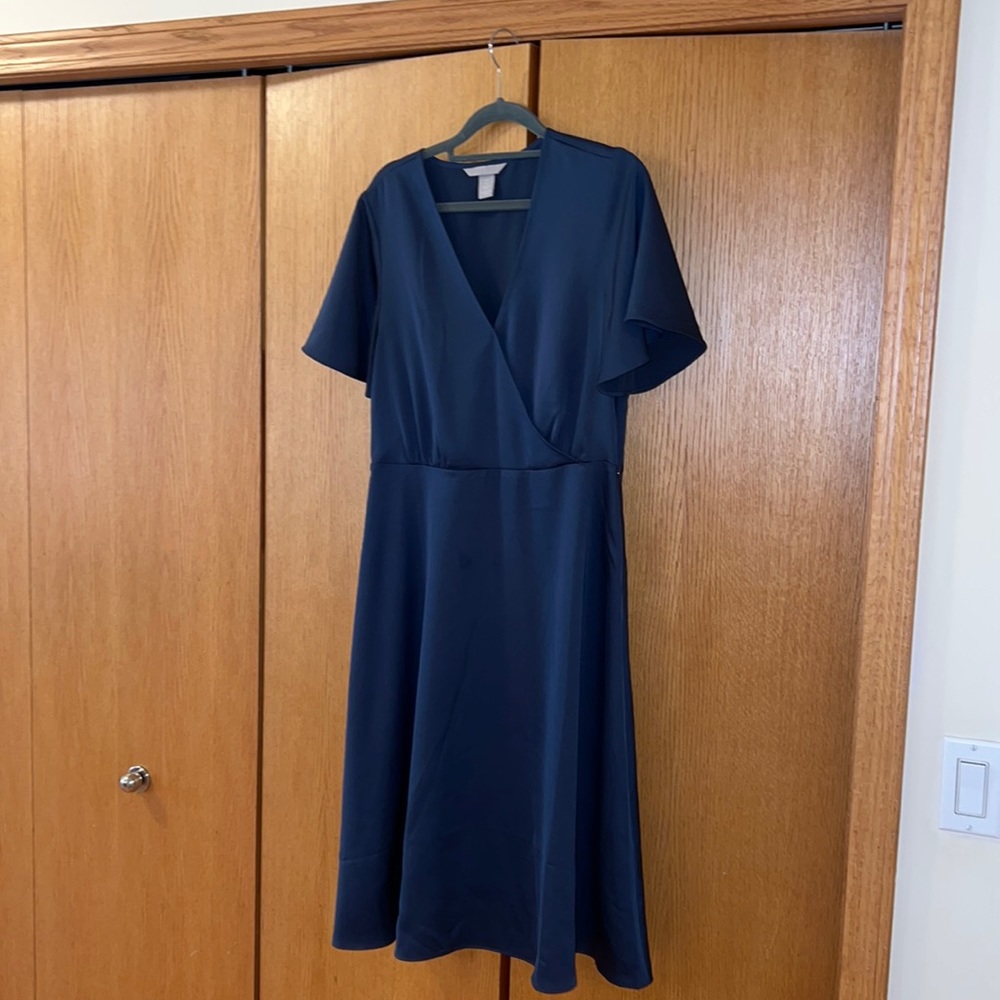 H&M navy blue dressed to the knees satin  like material perfect for graduation